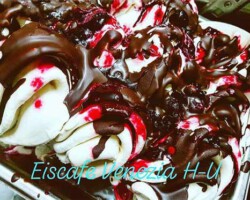 Banana-Split Eiscreme mit Amarenakirschen und Schokoladensauce