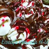 Banana-Split Eiscreme mit Amarenakirschen und Schokoladensauce Banana-Split Eiscreme mit Amarenakirschen und Schokoladensauce
