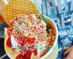 Vanilleeis mit Waffel, Streuseln und Erdbeersoße