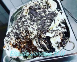 Eiscreme "Schoko-Monster" mit heller und dunkler Schokolade
