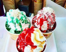 Eiscreme mit Minz- und Erdbeersauce