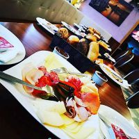 Frühstück/Colazione mit Parmaschinken, Lachs und Käse Frühstück/Colazione mit Parmaschinken, Lachs und Käse
