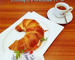 Tipp zum Frühstück: Croissant mit Rucola, Pesto, Parma, Tomate und Mozzarella