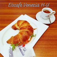 Tipp zum Frühstück: Croissant mit Rucola, Pesto, Parma, Tomate und Mozzarella Tipp zum Frühstück: Croissant mit Rucola, Pesto, Parma, Tomate und Mozzarella