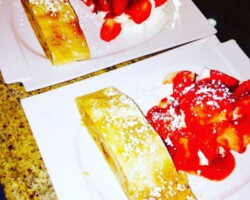 Apfelstrudel mit Erdbeeren